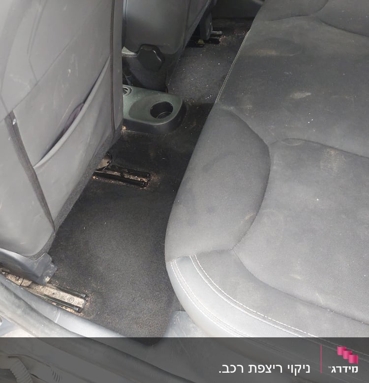 מושב רכב אחורי עם לכלוך וכתמים